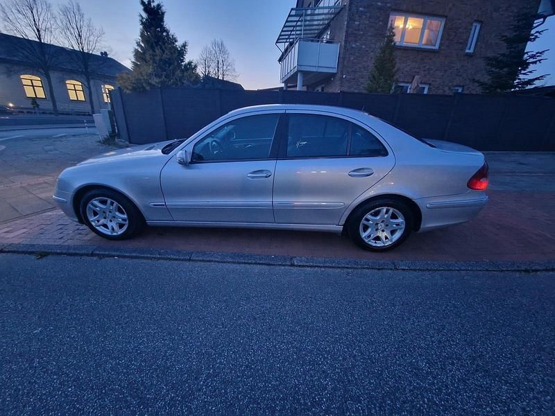 Gebraucht Mercedes E220 150 PS (110 kW) 2003 Silber Limousine
