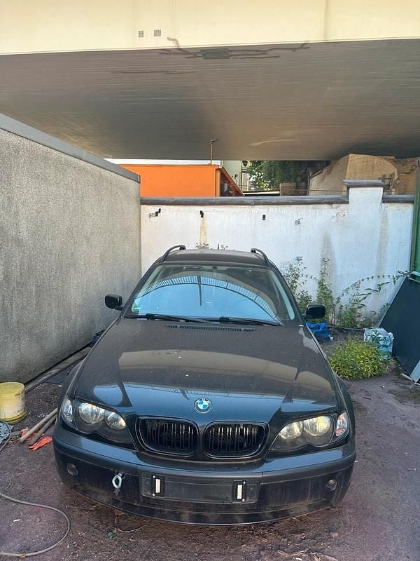 Schwarz Gebraucht 2003 BMW 320 Kombi | 805 € (Superpreis) - Bild 1/4