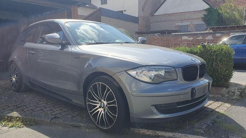 Grau Gebraucht 2010 BMW 118 Kleinwagen | 3.800 € (Guter Preis) - Bild 1/4