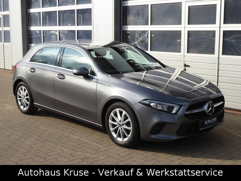 Gebraucht Mercedes A200 Business 163 PS (119 kW) 2019 Grau Limousine