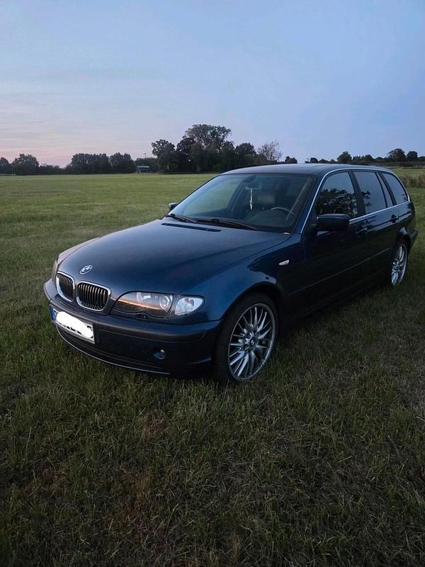 Blau Gebraucht 2005 BMW 318 Kombi | 2.650 € (Fairer Preis) - Bild 1/4