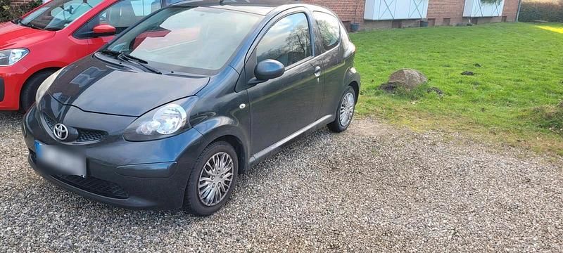 Grau Gebraucht 2006 Toyota Aygo Kleinwagen | 1.699 € (Fairer Preis) - Bild 1/4