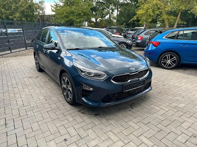 Blau Gebraucht 2019 Kia Ceed Sportswagon Spirit Kombi | 8.990 € (Superpreis) - Bild 1/4