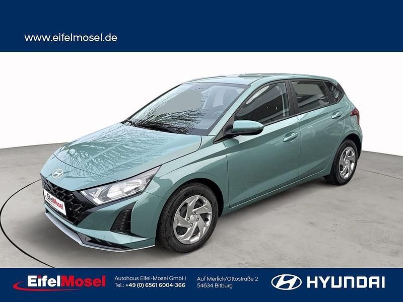 Neu Hyundai i20 Select 101 PS (74 kW) 2025 Grün Limousine