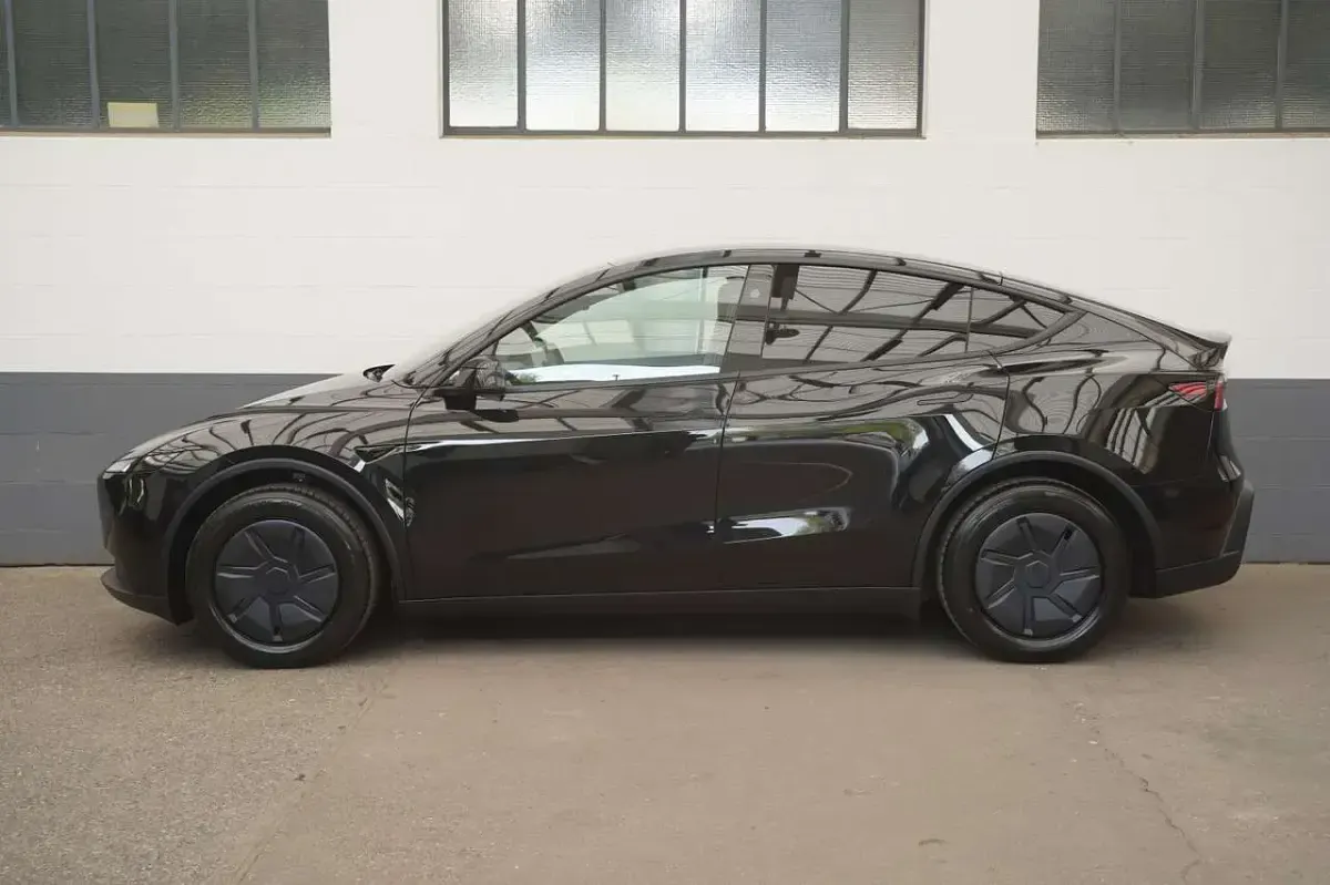 New Tesla Model Y Standard Range 219 kW (299 HP) 2026 Black SUV