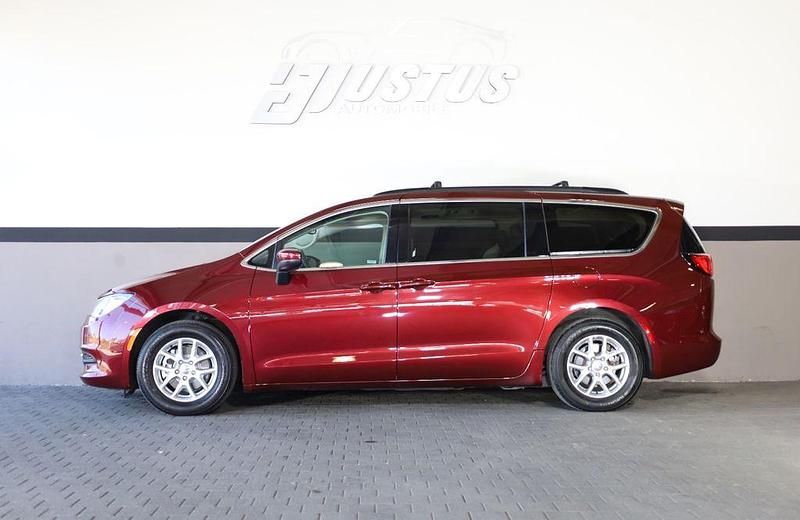 Używany Chrysler Voyager 287 KM (211 kW) 2023 Czerwony Minivan
