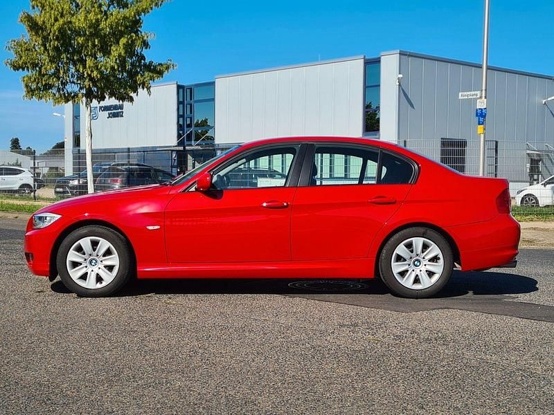 Gebraucht BMW 320 170 PS (125 kW) 2010 Rot Limousine
