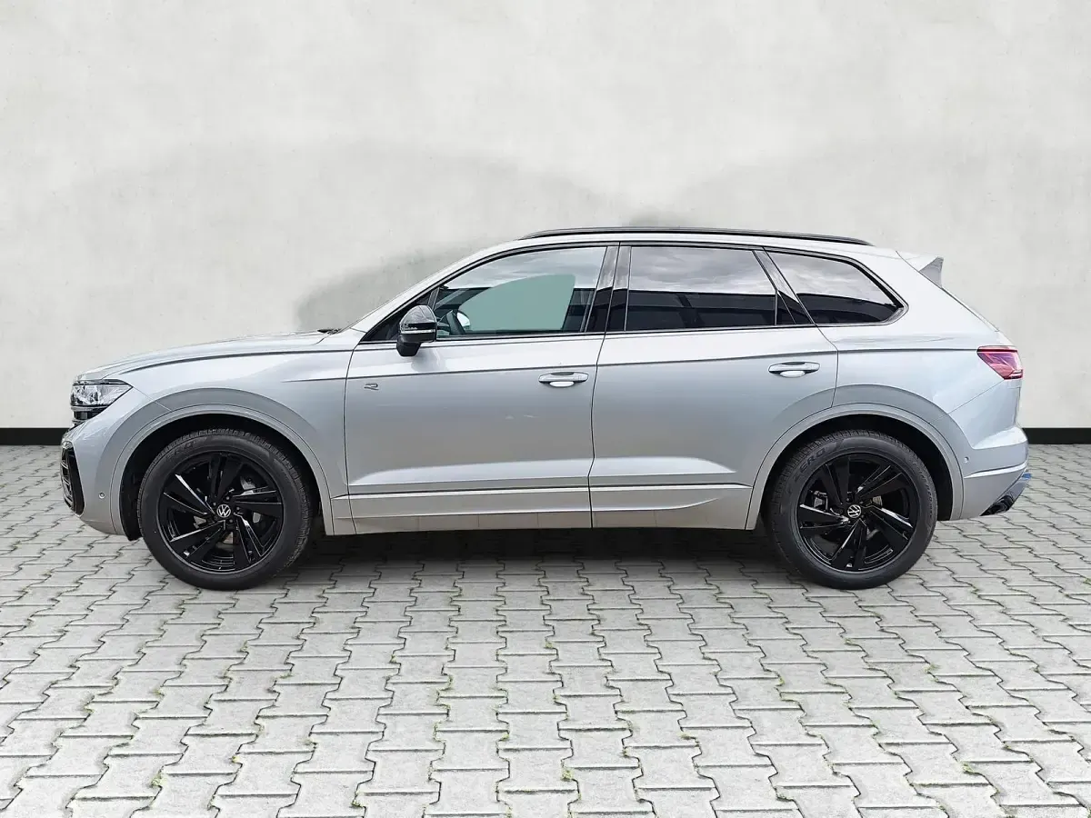 Neu VW Touareg R-line 286 PS (210 kW) 2026 Oyster silver metallic SUV