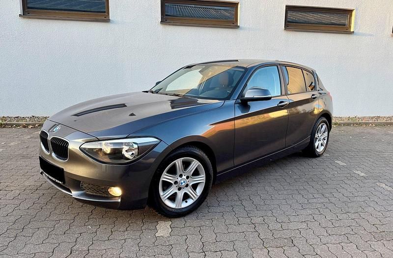 Grau Gebraucht 2012 BMW 116 Sport Line Kleinwagen | 6.650 € (Fairer Preis) - Bild 1/4