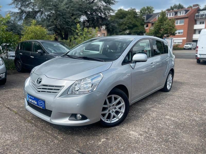 Silber Gebraucht 2012 Toyota Verso Travel Van / Kleinbus | 7.990 € - Bild 1/4
