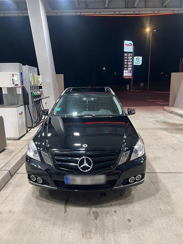 Schwarz Gebraucht 2010 Mercedes E200 Kombi | 8.500 € - Bild 1/4