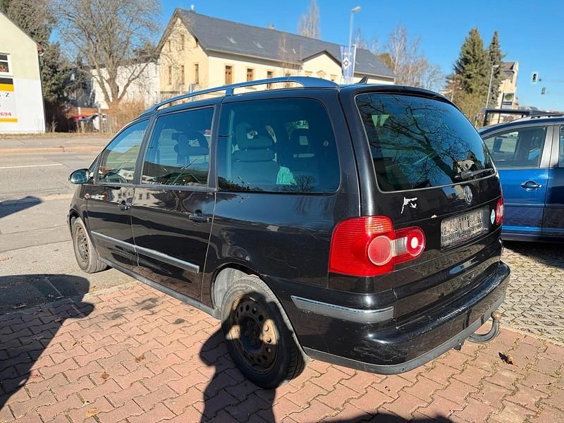 Second-hand VW Sharan 140 CP (102 kW) 2008 Negru Monovolum