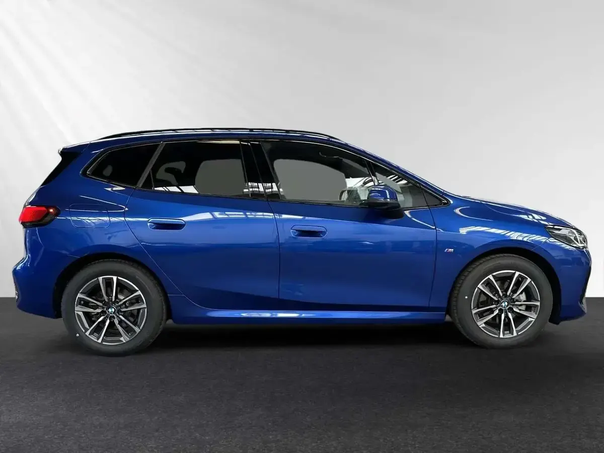 Gebraucht BMW 220 Active Tourer M Sport 170 PS (125 kW) 2025 Portimao blau Van / Kleinbus