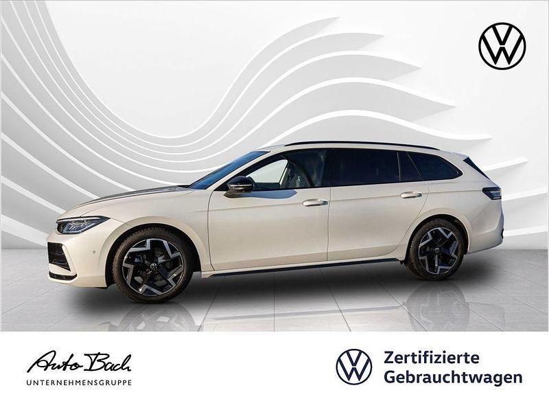 Gebraucht VW Passat R-line 150 PS (110 kW) 2024 Oryxweiß perlmutteffekt Kombi