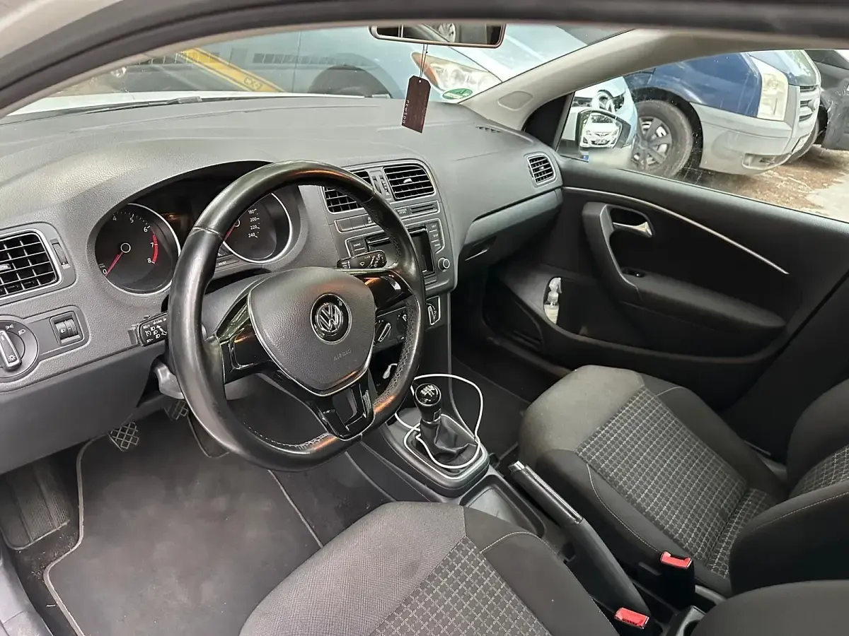 Gebraucht VW Polo Comfortline 90 PS (66 kW) 2016 Weiß Kleinwagen