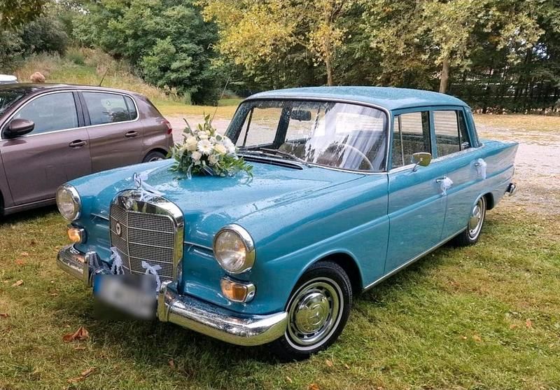 Blau Gebraucht 1966 Mercedes 200 Limousine | 12.000 € - Bild 1/4