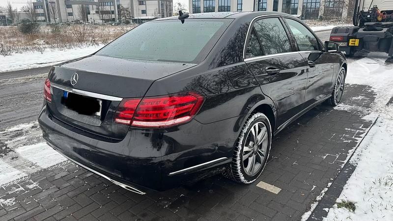 Gebraucht Mercedes E220 Avantgarde 170 PS (125 kW) 2015 Schwarz Limousine