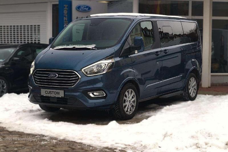 Gebraucht Ford Tourneo Titanium 131 PS (96 kW) 2019 Chromablau metallic Van / Kleinbus