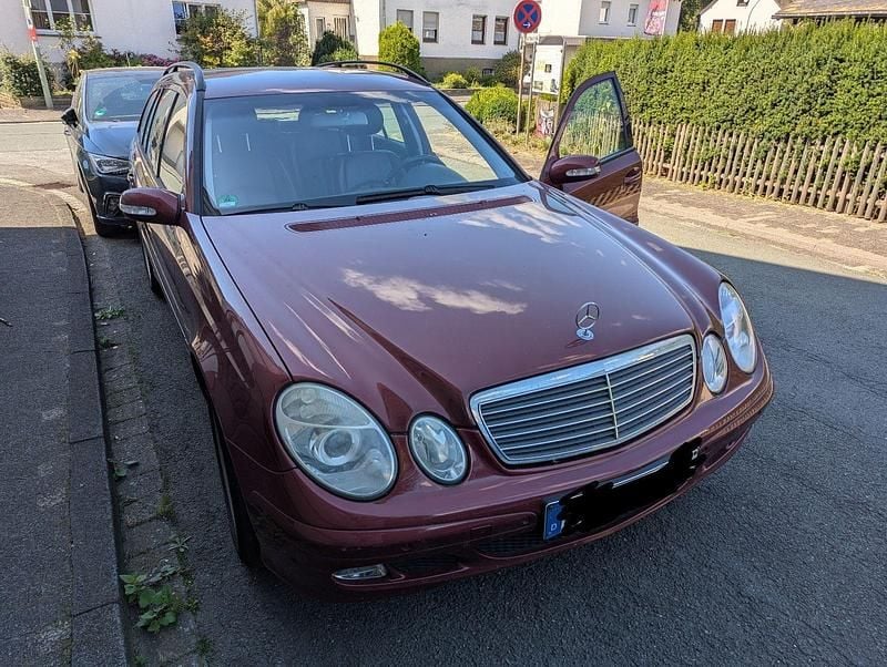 Rot Gebraucht 2004 Mercedes E220 Classic Kombi | 2.450 € - Bild 1/4