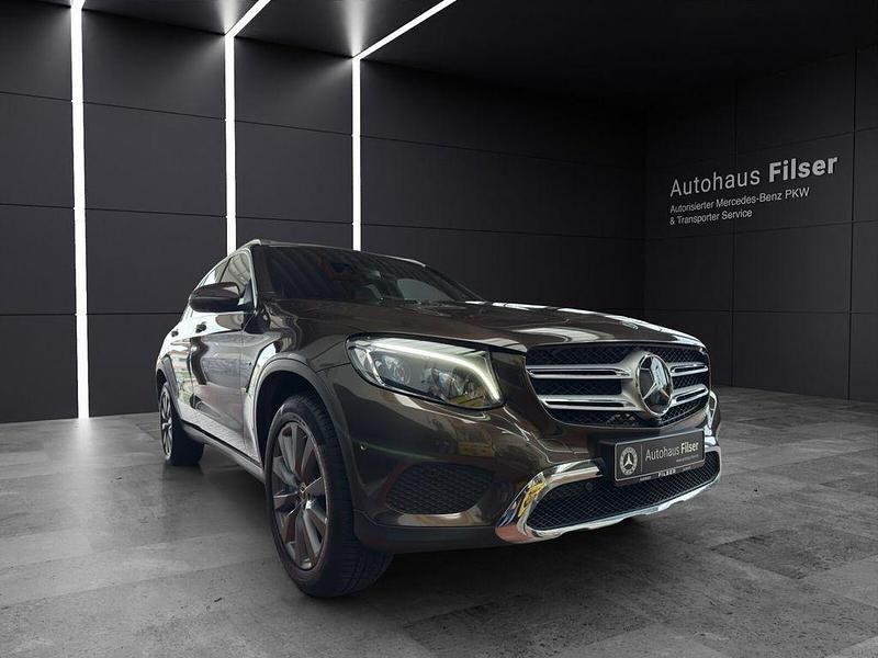 Braun Gebraucht 2017 Mercedes GLC350 Exclusive SUV | 28.940 € (Etwas zu teuer) - Bild 1/4