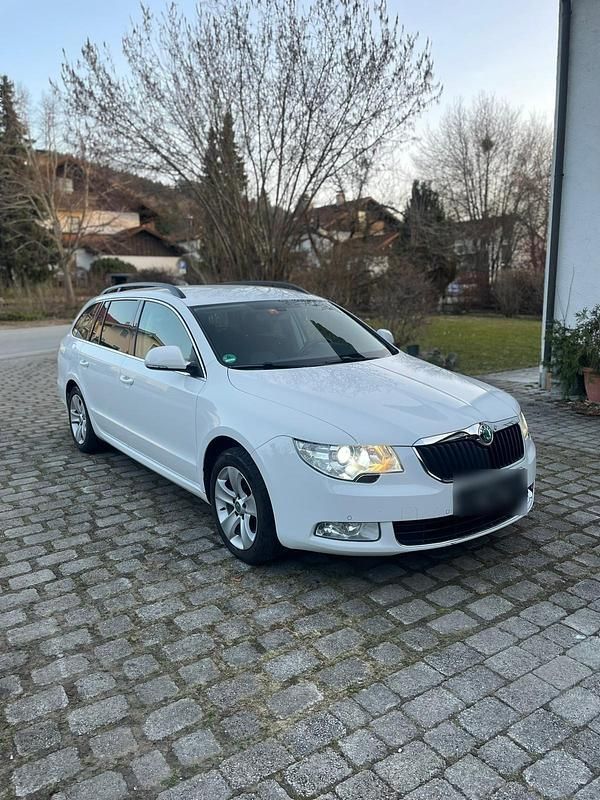 Gebraucht Skoda Superb Elegance 140 PS (102 kW) 2012 Weiß Kombi