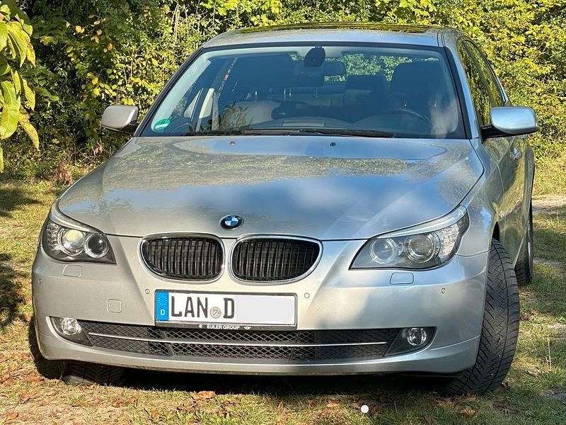 Silber Gebraucht 2009 BMW 520 Limousine | 7.099 € (Fairer Preis) - Bild 1/4