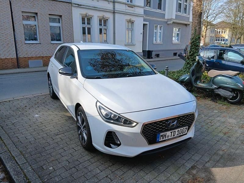 Gebraucht Hyundai i30 Intro Edition 120 PS (88 kW) 2017 Weiß Limousine