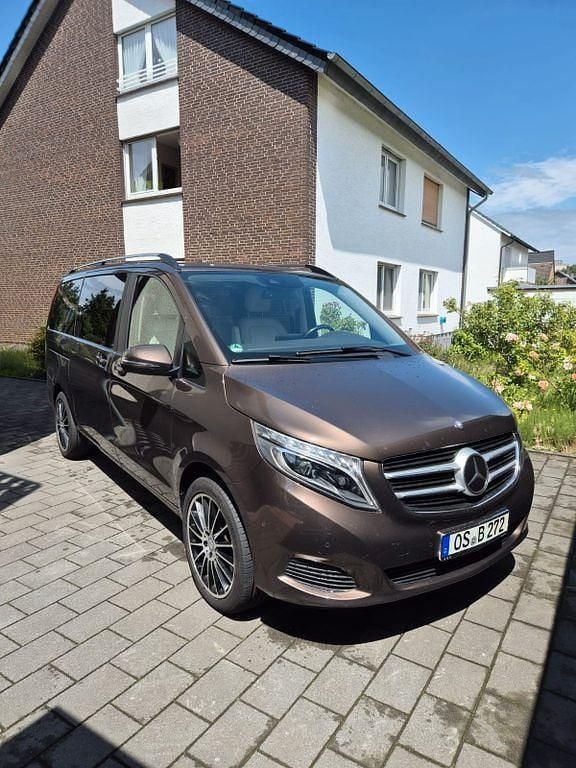 Braun Gebraucht 2016 Mercedes V250 Edition Van / Kleinbus | 35.500 € (Guter Preis) - Bild 1/4