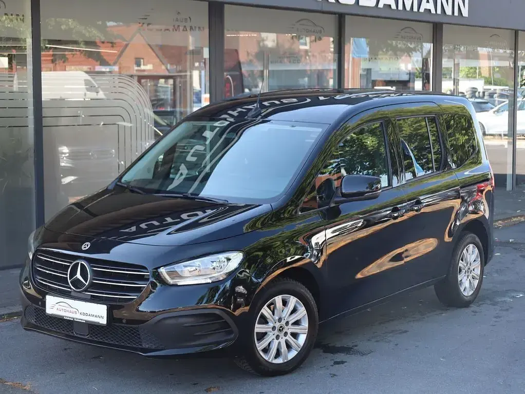 Gebraucht Mercedes 180 116 PS (85 kW) 2023 Lackfarbe loparitschwarz metal Limousine