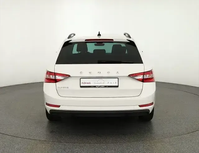 Używany Skoda Superb 200 KM (147 kW) 2021 Biały Kombi