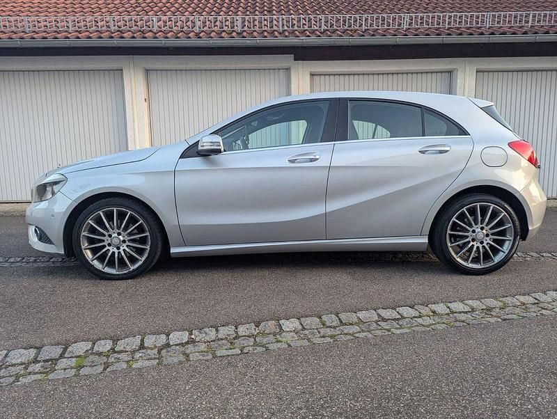 Silber Gebraucht 2012 Mercedes A180 AMG line Limousine | 8.650 € (Guter Preis) - Bild 1/4