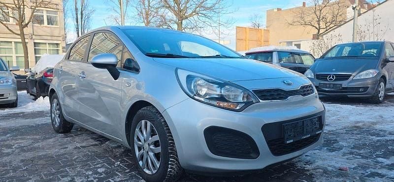Silber Gebraucht 2014 Kia Rio Edition 7 Limousine | 9.999 € (Teuer) - Bild 1/4