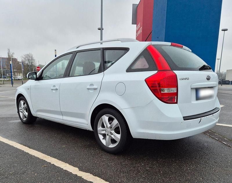 Usado Kia Ceed 125 HP (91 kW) 2011 Branco Citadino