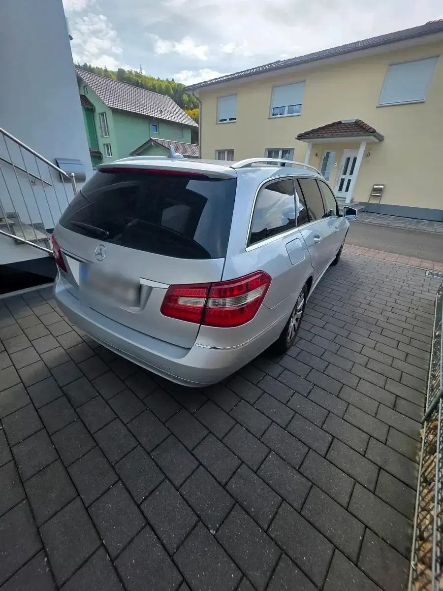 Usado Mercedes E220 Elegance 170 CV (125 kW) 2011 Plateado Berlina