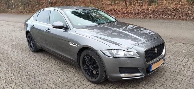 Silber Gebraucht 2018 Jaguar XF Limousine | 15.999 € (Fairer Preis) - Bild 1/4