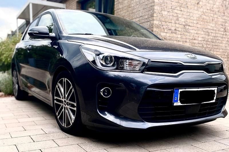 Grau Gebraucht 2019 Kia Rio Platinum Edition Limousine | 12.999 € (Fairer Preis) - Bild 1/4