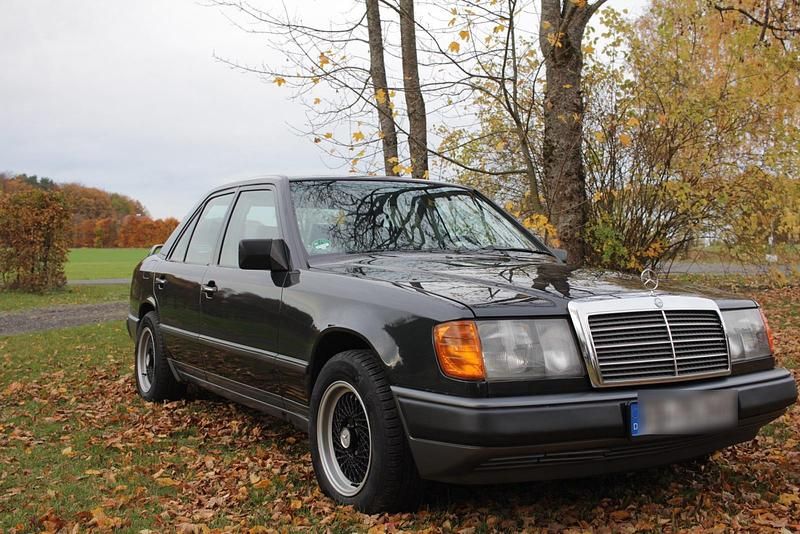 Schwarz Gebraucht 1986 Mercedes E260 Limousine | 8.500 € - Bild 1/4