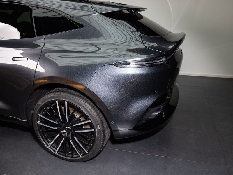 Gebraucht Aston Martin DBX 551 PS (405 kW) 2024 Grau SUV