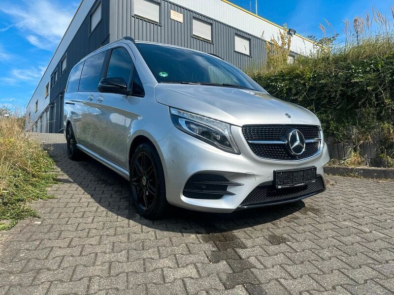 Brillantsilber metallic Gebraucht 2020 Mercedes V300 AMG Van / Kleinbus | 52.900 € (Guter Preis) - Bild 1/4