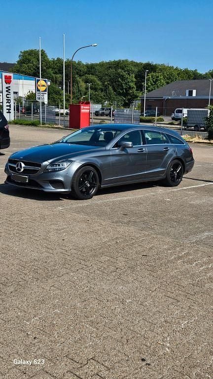 Grau Gebraucht 2016 Mercedes CLS220 Shooting Brake Kombi | 20.900 € - Bild 1/4