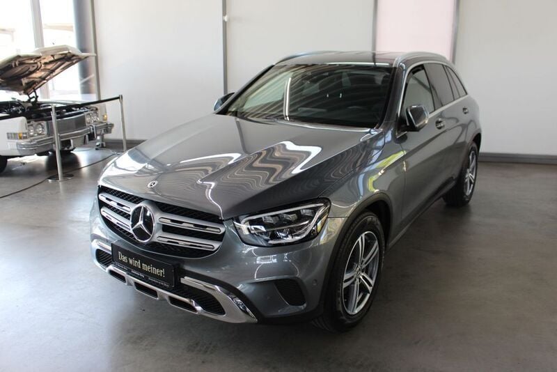 Grau , selenitgrau metallic Gebraucht 2020 Mercedes GLC220 Limousine | 39.890 € (Fairer Preis) - Bild 1/4