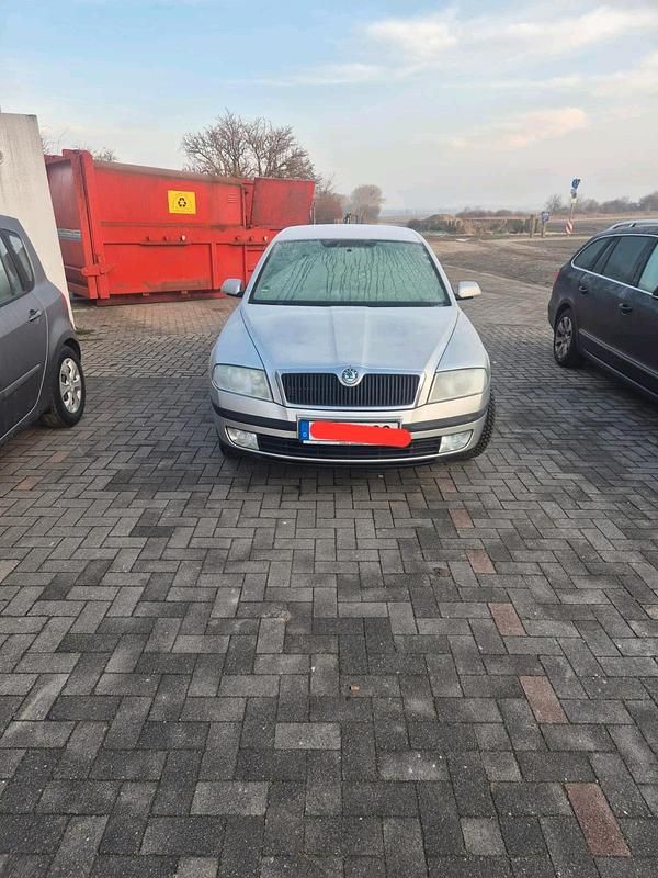 Silber Gebraucht 2005 Skoda Octavia Limousine | 2.200 € (Fairer Preis) - Bild 1/4