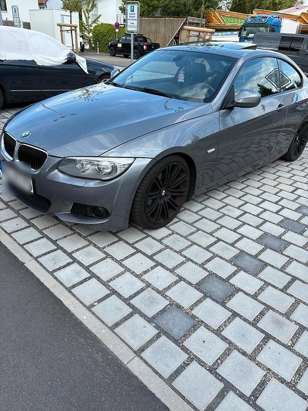 Grau Gebraucht 2012 BMW 320 Coupé | 9.499 € (Fairer Preis) - Bild 1/4