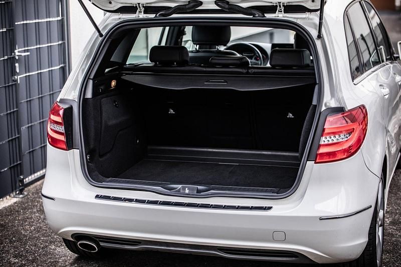 Gebraucht Mercedes B180 125 PS (91 kW) 2012 Weiß Van / Kleinbus