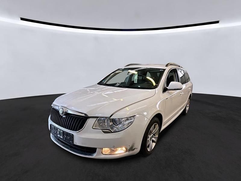 Weiß Gebraucht 2012 Skoda Superb Ambition Kombi | 7.950 € (Fairer Preis) - Bild 1/4