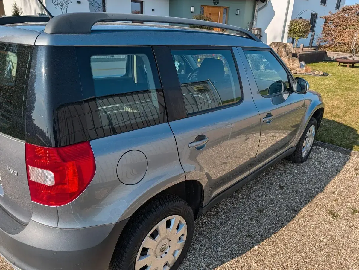 Gebraucht Skoda Yeti Easy 105 PS (77 kW) 2013 Silber SUV