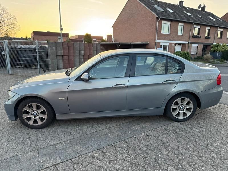 Gebraucht BMW 318 129 PS (94 kW) 2006 Grau Limousine