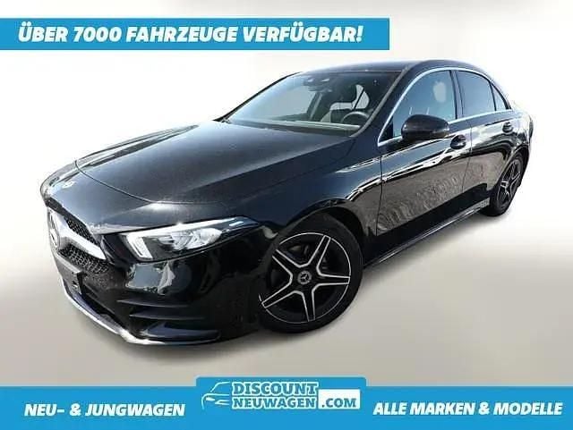 Nachtschwarz Gebraucht 2020 Mercedes A200 AMG line Limousine | 27.233 € (Etwas zu teuer) - Bild 1/4