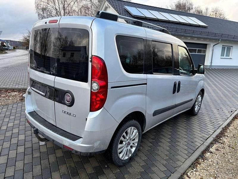 Gebraucht Fiat Doblò 135 PS (99 kW) 2011 Silber Van / Kleinbus