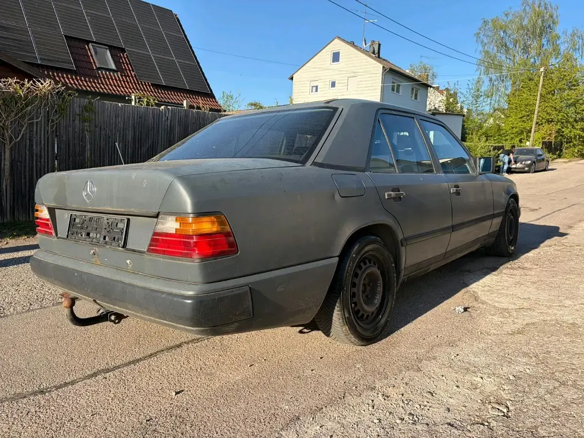 Gebraucht Mercedes E260 160 PS (117 kW) 1988 Grau Limousine